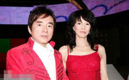 2008年，郑裕玲向同居16年的男友吕方提出分手，要求他净身出户，吕方舍不得30