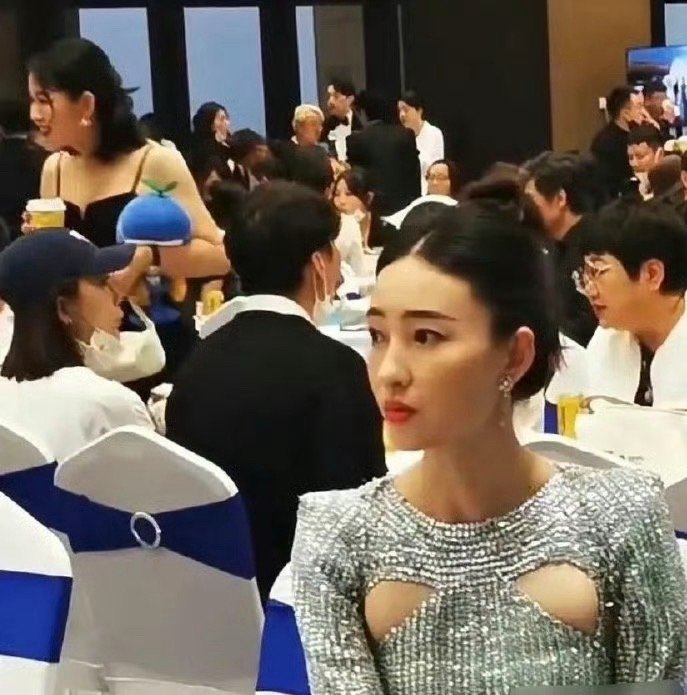 不得不佩服这个设计师的脑洞，要是微胖点的人估计穿出来体感不好​​​