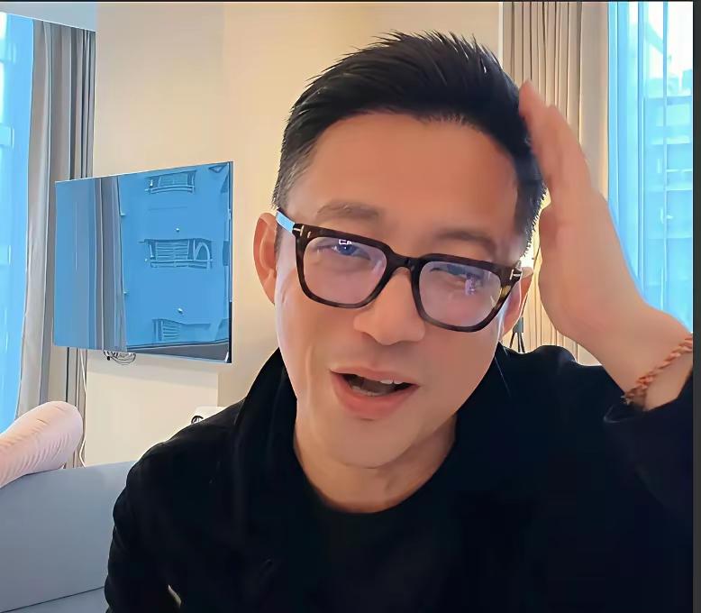 汪小菲直播里又怒了。他对着镜头说，孩子就叫“汪宝”，谁也别想改。张兰在后台脸