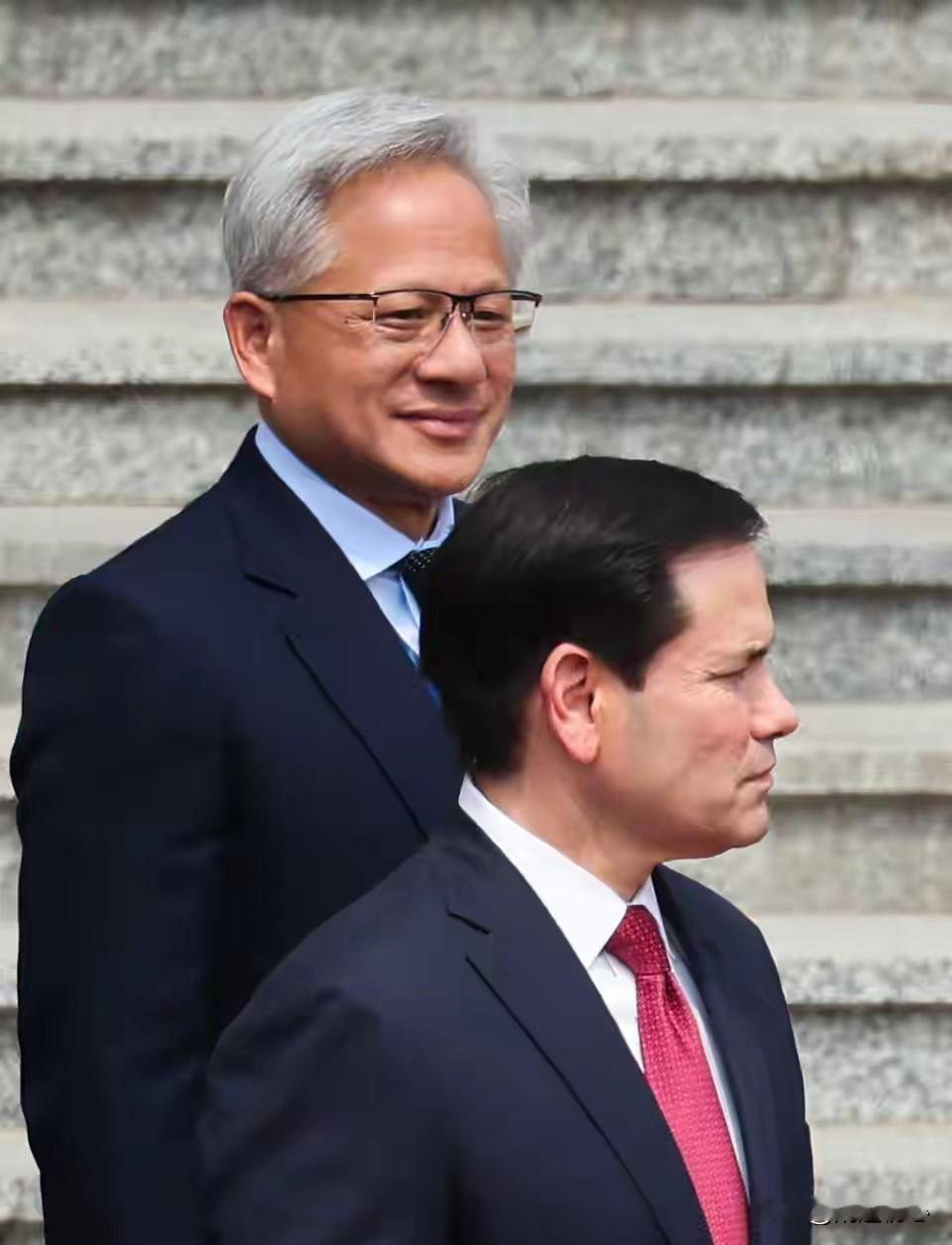 黄仁勋为什么笑了？因为他担心的事情暂时不会发生了，美国又给咱们“送大礼”了，英伟