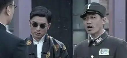 吴站长不知道，那晚伏特加差点要了所有人的命。余则成递烟时手指没抖，但他清楚——