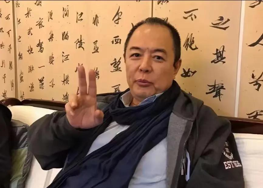 裤管空荡瘫坐轮椅！68岁
