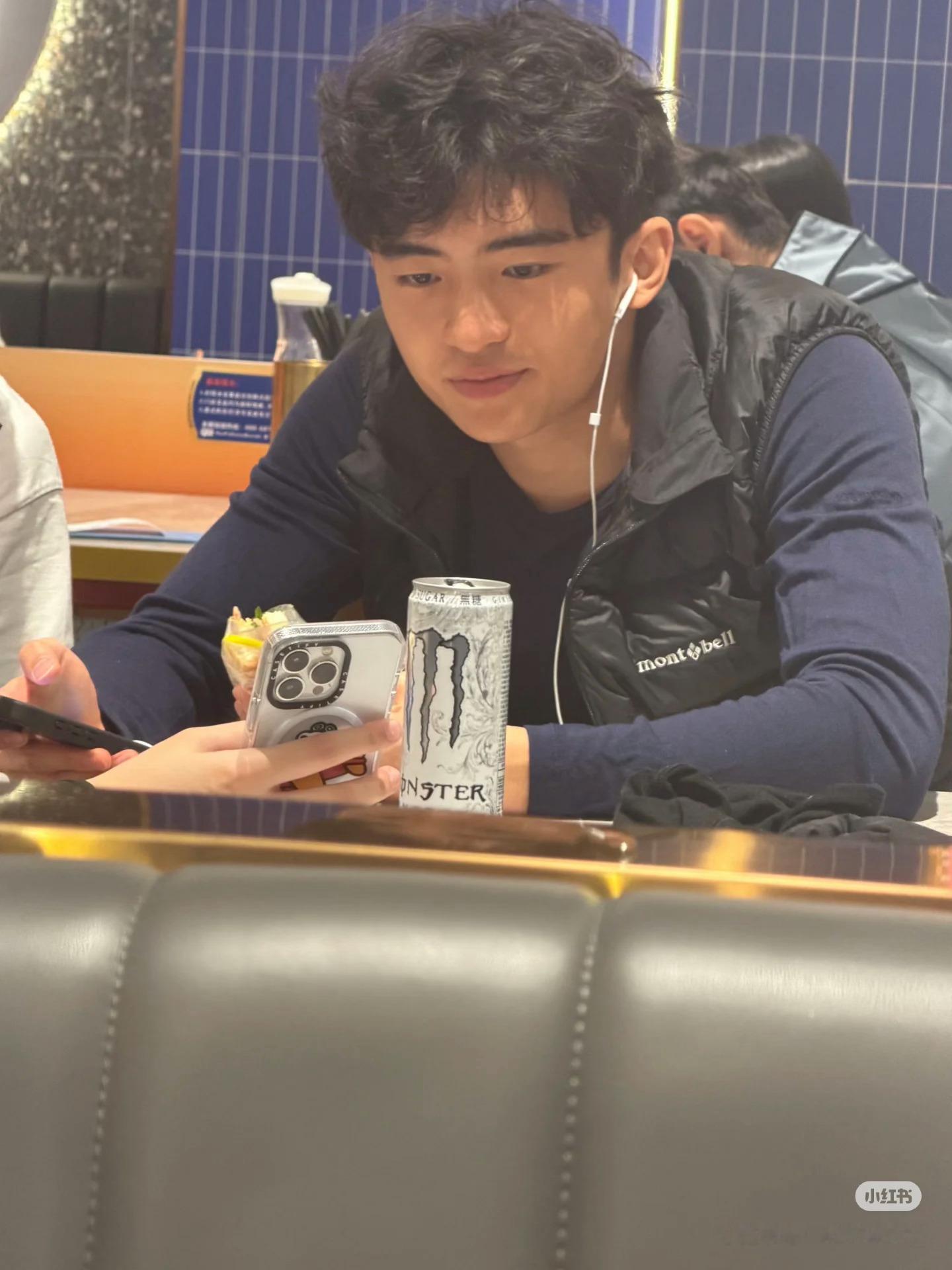 偶遇张柏芝大儿子网友偶遇张柏芝大儿子偶遇张柏芝大儿子，在人堆里靠这张脸就鹤立