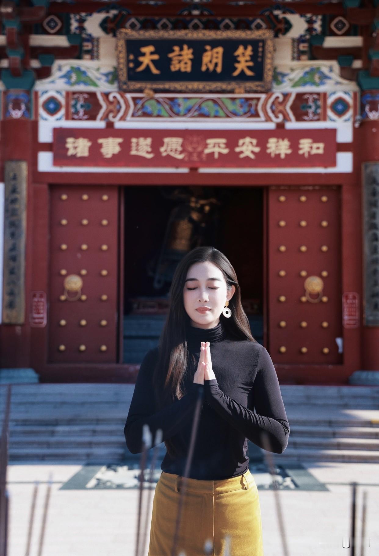出发吧趁现在楼阁倚天开，美人倚楼来。