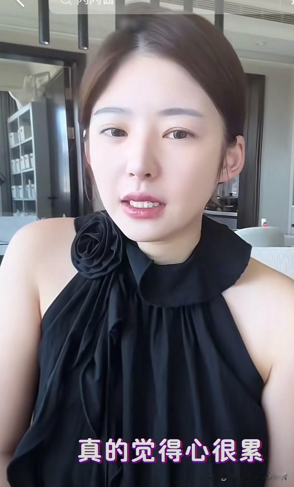 近日，黄一鸣在直播中说到女儿闪闪被她妈妈接回安庆老家时，精神状态不是很好。黄一鸣