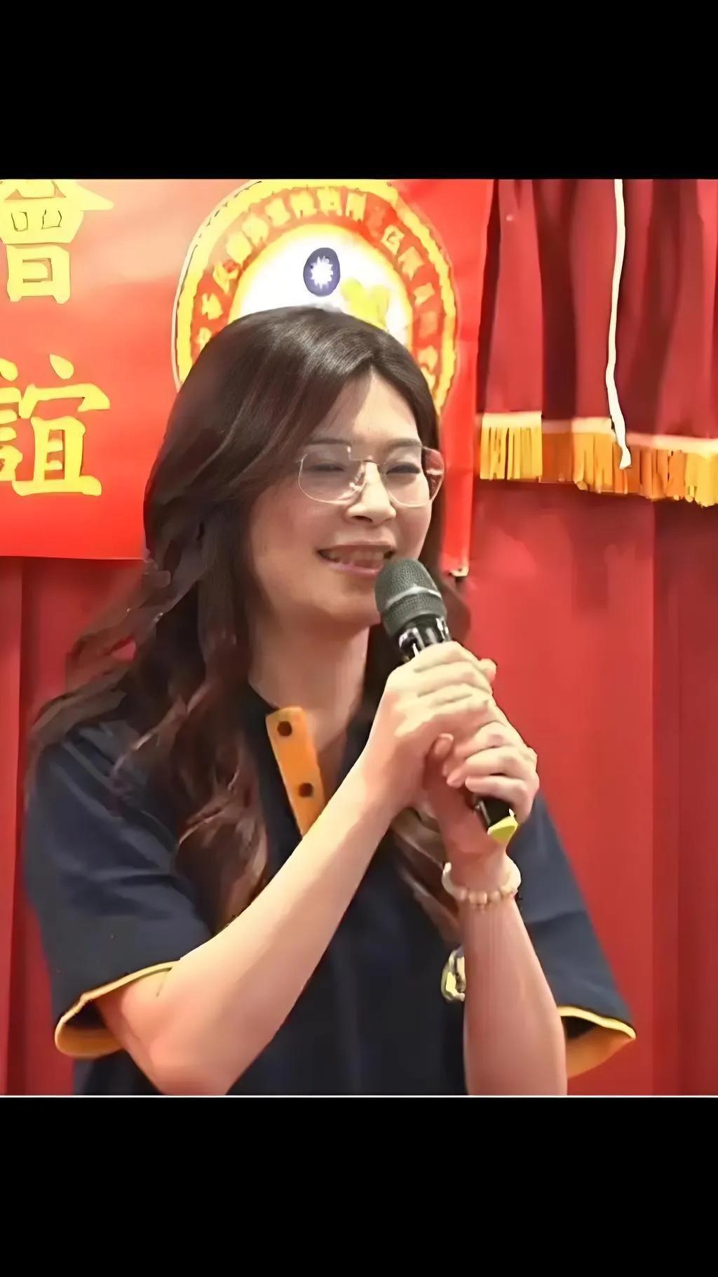 台湾“立法院”里,郑丽文最近把“三拒”喊得震天响——拒“台独”、拒“两国论”、拒