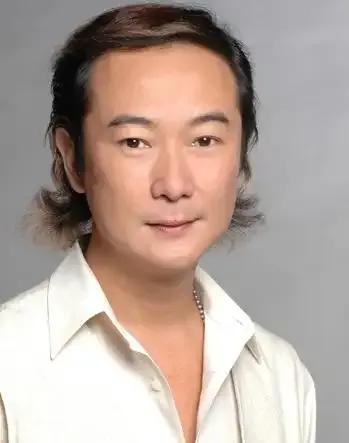 还记得这位亚视反派专业户吗？息影多年后罕见现身KTV，戴金表老板范十足他的名字