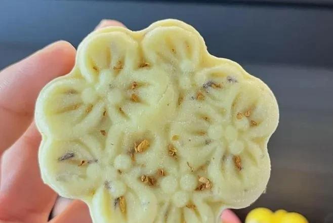 人过五十真可怜，这样不能吃，那样不能吃，太煎熬。这阵子在儿子儿媳家，他们时不时