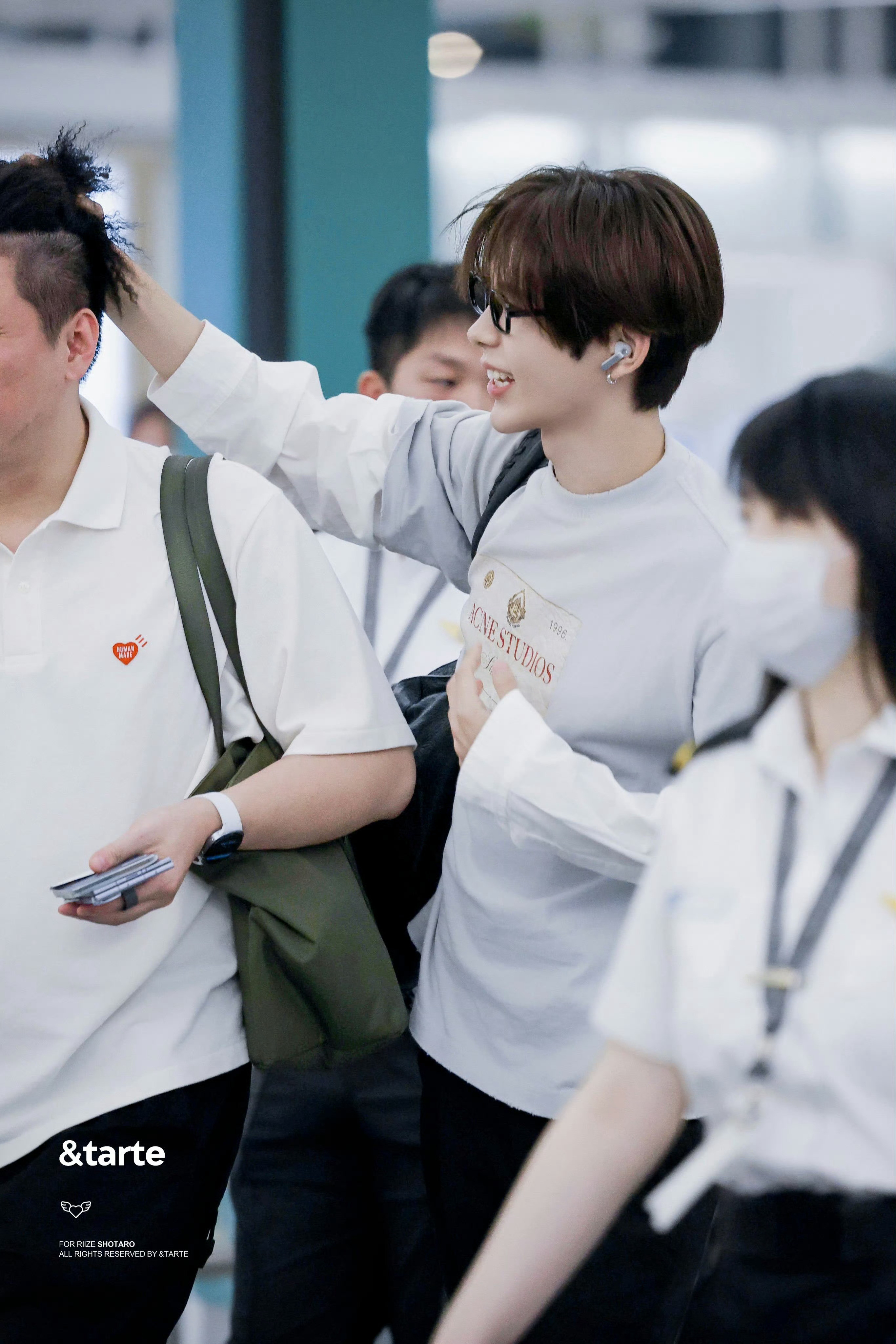 眼镜男我败给你们了​​​