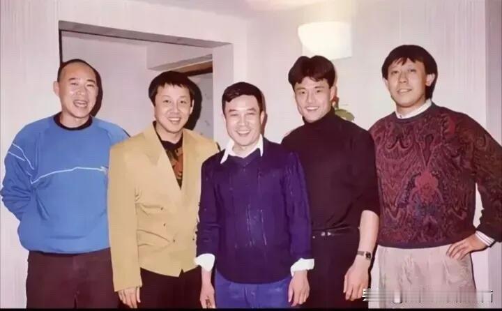 五位男演员年轻时的同框，我觉得长的最矮的李雪健是演技最好的一个，什么陈道明，姜文