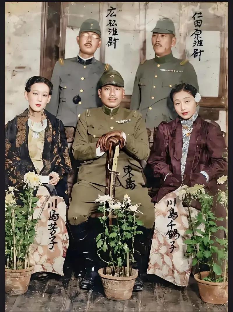 这是一张经过上色修复的抗战时期老照片，左侧女子为臭名昭著的汉奸、日本间谍川岛芳子