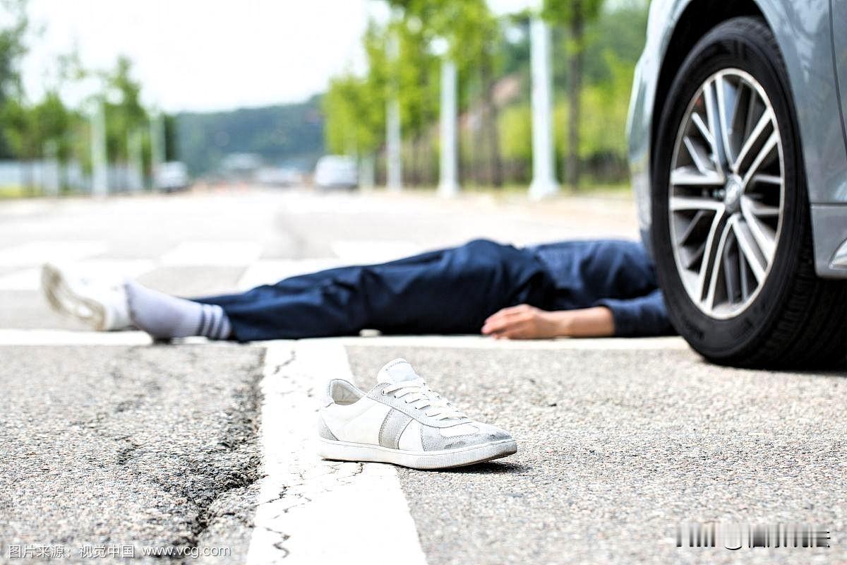 四川乐山，男子和前妻离婚后，为了孩子仍住在一起，2年后，男子发现前妻常夜不归宿，