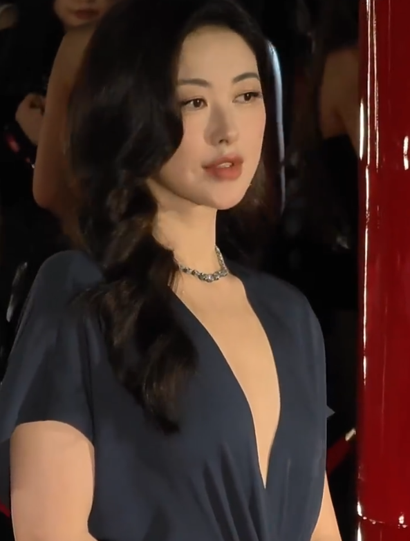 上海的活动上，朱珠的每一个镜头都无比迷人。她从容的步伐与高贵的气质，让人不自觉地