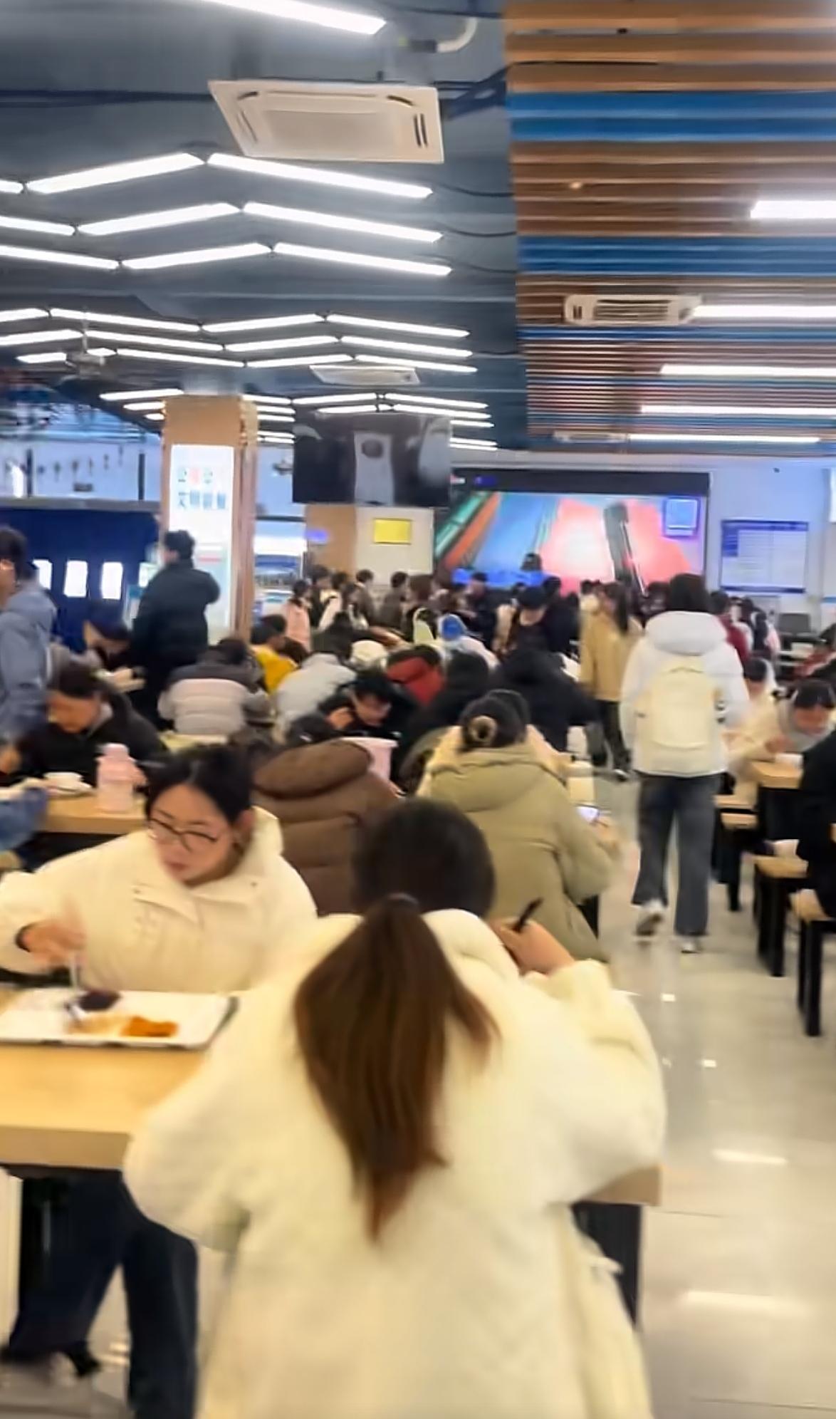 前几天看到这样一个新闻，说的是来自江苏的一个女生，考上了南京一所大学，因为家