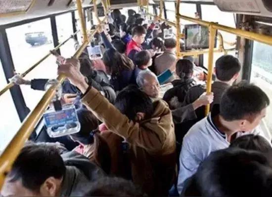 大家发现一个奇怪的现象了吗，自从老年人乘坐公交车免费，每天早上车上都是熙熙攘攘的