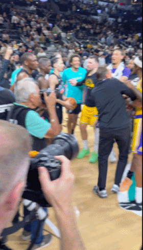 这也能冲突！范德彪赛后与索汉言语冲突，然后范德彪上手戳了一下索汉的脸，双方的火