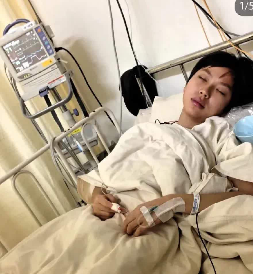 女子得了白血病，家里人直接断了联系，摆明了就是放弃她了。还好有个男友，带