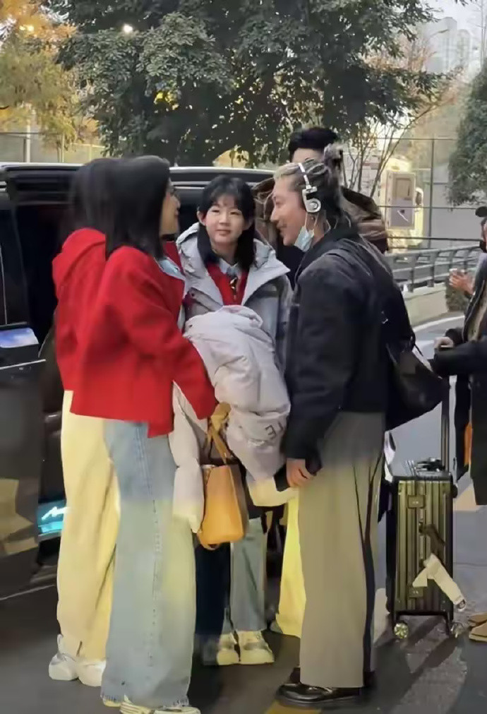 陆毅鲍蕾一家现身成都，俩女儿脸蛋美腿还长，惹得蒋勤勤满脸羡慕​​​