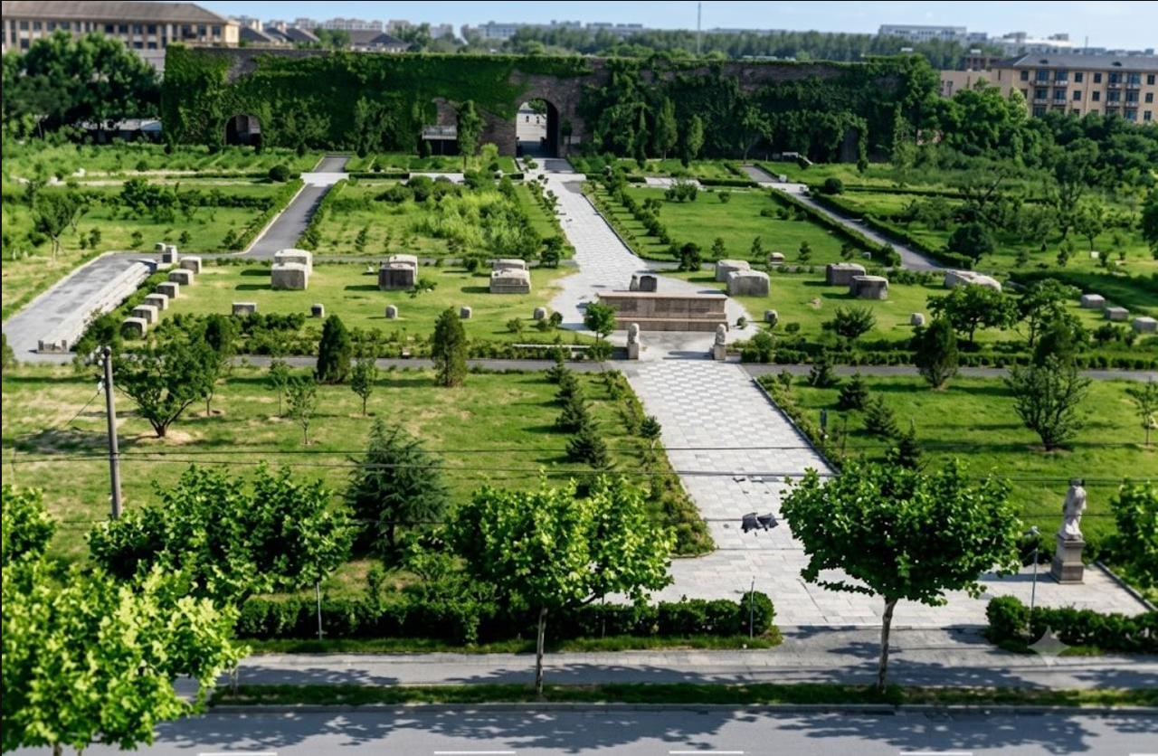 1880年，南京明故宫午门，城台依然矗立，三孔券门清晰可见，但门外的御道早已荒草