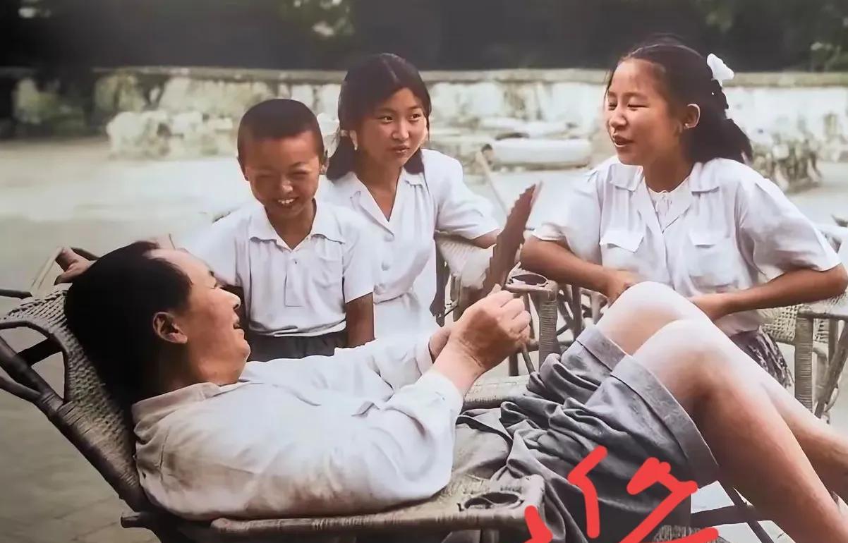 珍藏版老照片。这是一张毛主席，在香山和孩子们在一起的一张珍贵的照片，一家人其乐