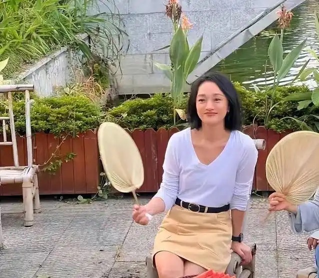 人的气质真是很神奇。比如周迅，虽然她现在年纪大了，可还是有种“女同学”的感觉，带