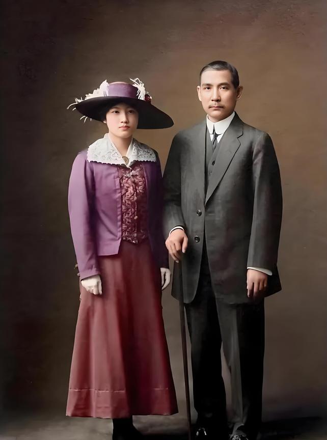 #老照片#这是1916年4月，孙中山先生与宋庆龄女士，在日本东京的合影留念。这