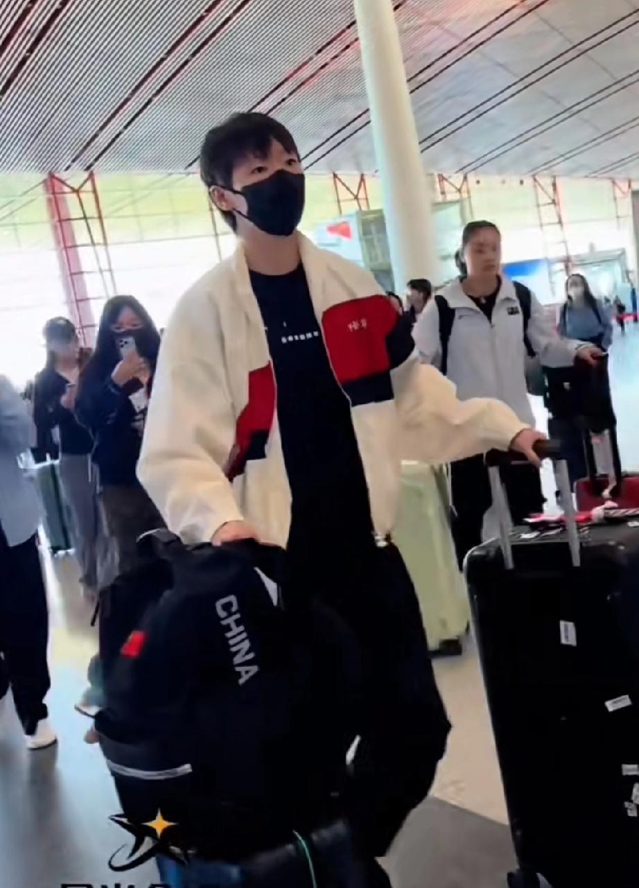 王曼昱出发参加伦敦团体世乒赛！这是在机场网友拍到的画面，只见鳗鱼果然是行走的
