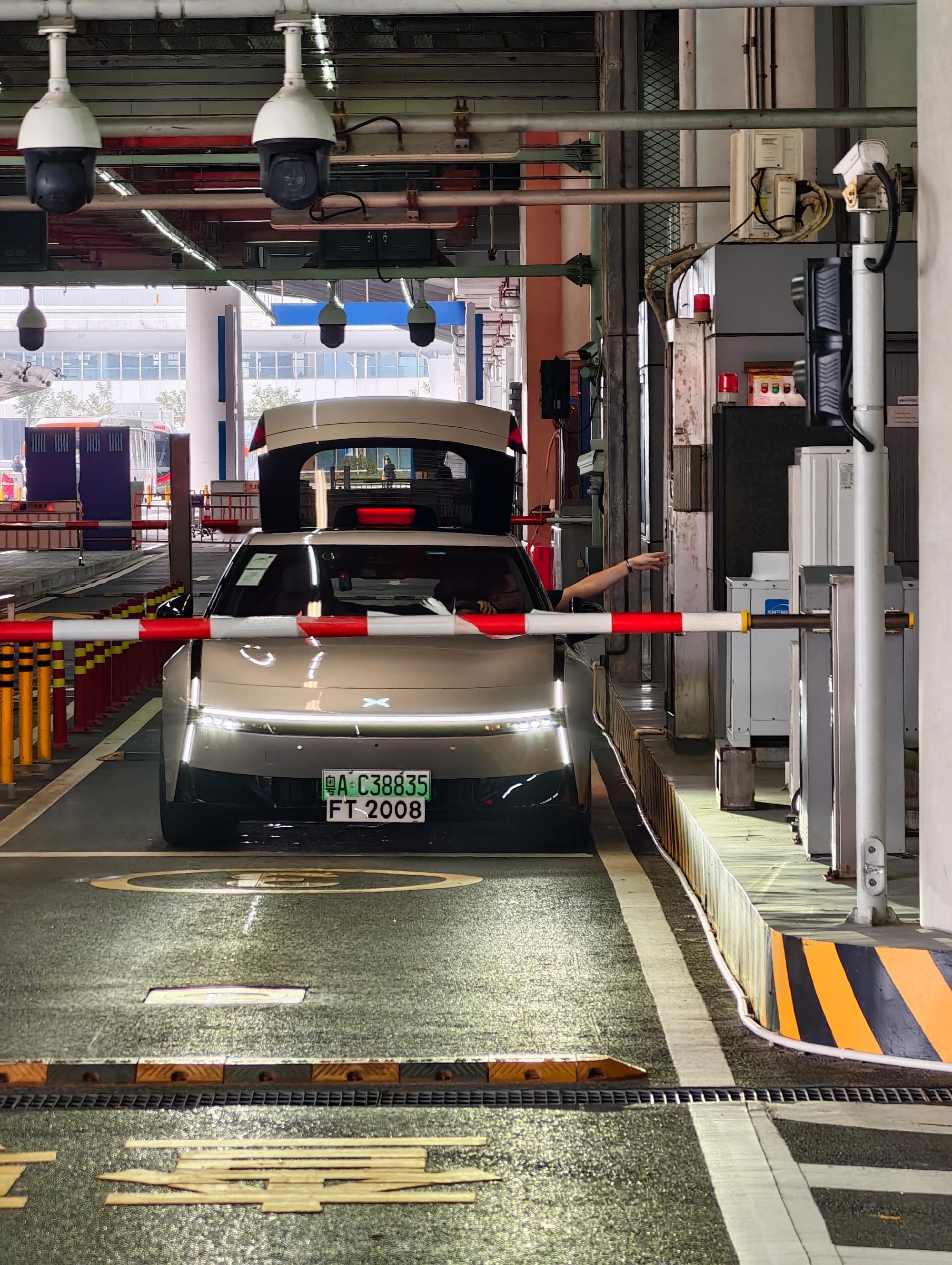 好家伙，最近开启粤车南下，一位小鹏P7车主开着自己的车跑到香港，亲测NGP从口岸