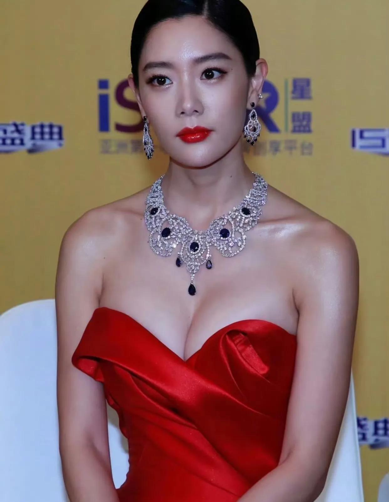 克拉拉官宣离婚，七年婚姻画下句点！曾因《情圣》被大众熟知的演员克拉拉（李成敏），