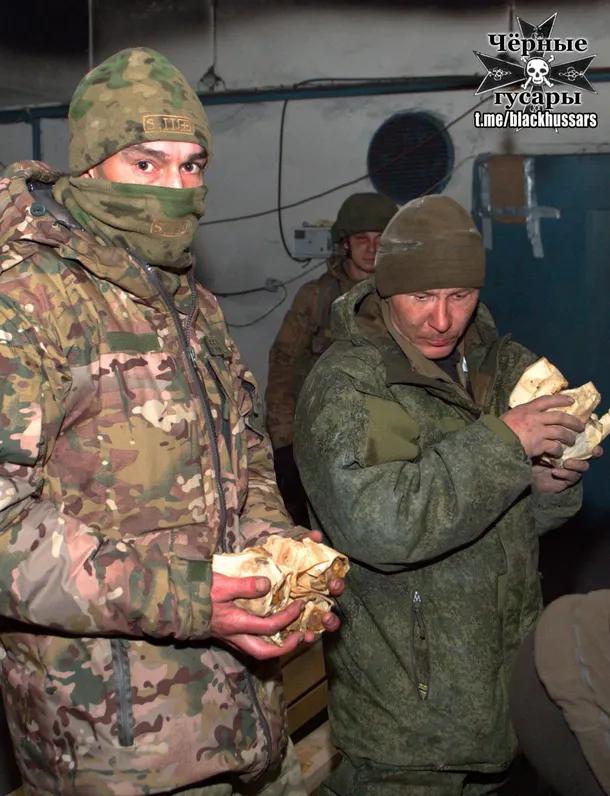 夜战前夜：屏幕上的计划与漆黑中的生死在顿巴斯的寒夜里，一群俄军士兵正静静等待