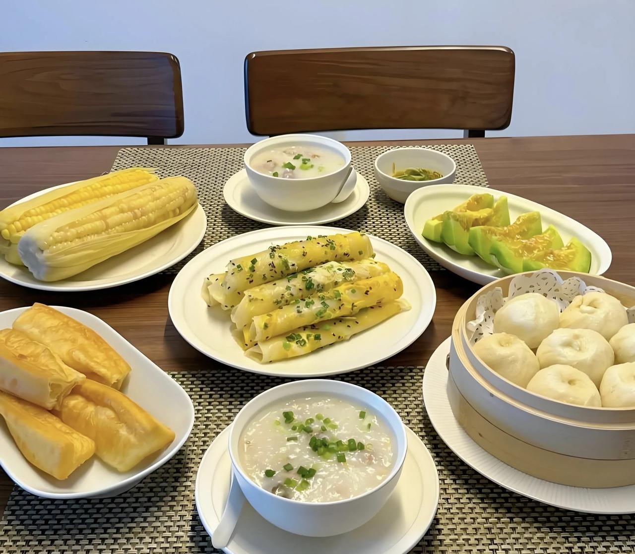 #你家的早餐都是在家做还是出去吃#早餐里的生活温度清晨的厨房总飘着烟火气。母亲