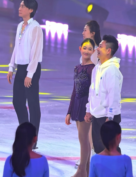 李小鹏女儿奥莉花样滑冰，四肢修长好美