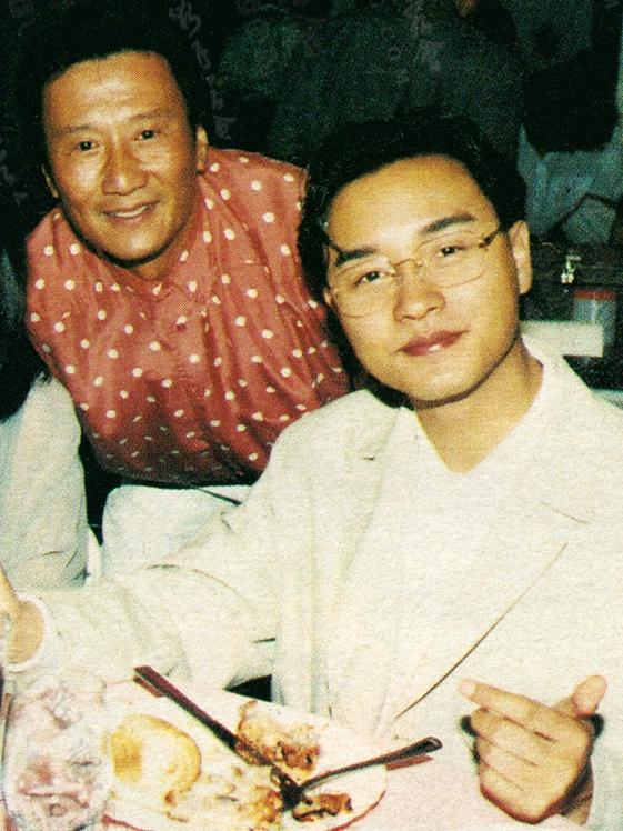 1991年，谢贤和张国荣，一张罕见的留影，二人是横跨两代影人的忘年知己，这段情谊