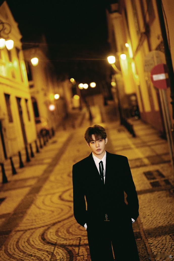 邓为旧巷来信邓为旧巷来信的氛围感直接就已经拉满了呀，尖叫之夜的暗夜王子来了呀