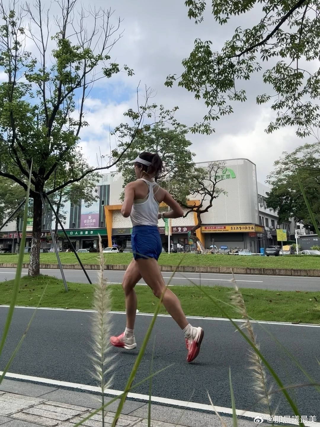 早点习惯独自出发跑步即刻开跑跑步今天就想一个人认认真真跑个步。环湖一圈半，16