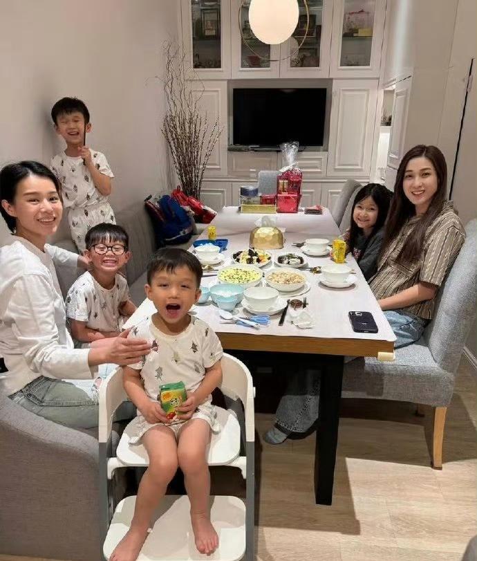 原来明星聚会也和普通人家一样的，都是各自带着孩子一起吃饭聊聊天，孩子玩孩子的，大