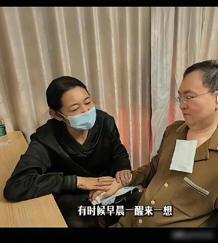 67岁的倪萍嗓音沙哑，她颤抖着看向周围的人问：我可以抱抱他吗？此时坐在她对面的蔡