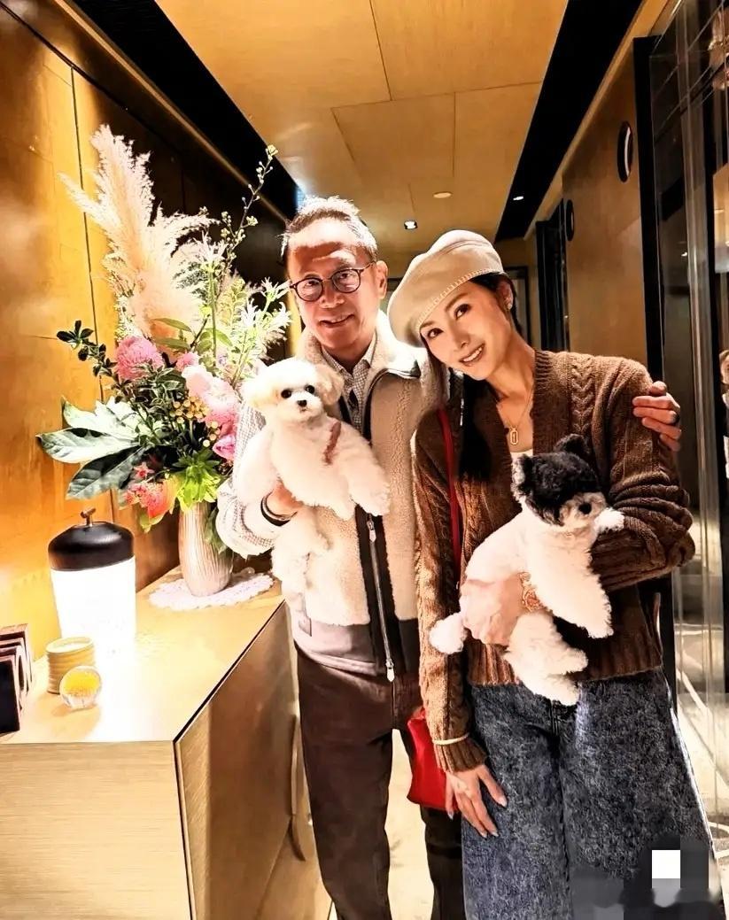 李嘉欣晒照庆祝结婚17周年，她俩都在一块这么长时间了，也算是幸福婚姻了！