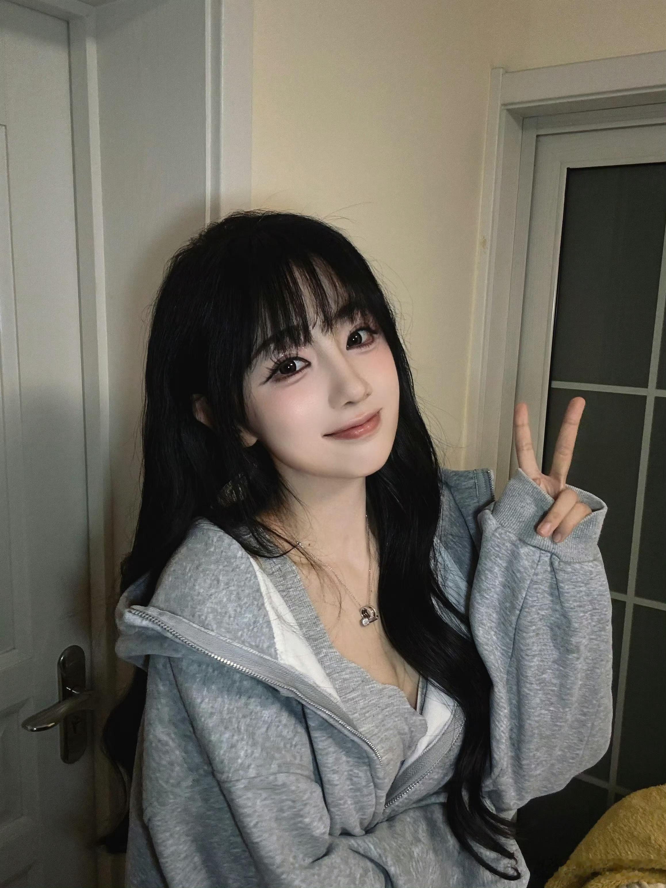 军师！军师！这样的女大怎么追到？lpl互动女主持十月更博晒照：昨日收工拍拍📷