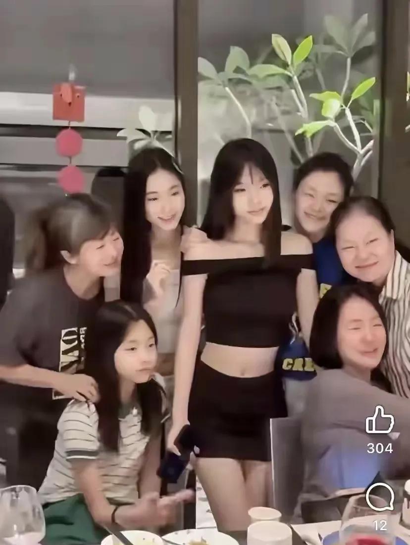 汪希玥是一点攀比心也没有呢，跟着妈妈大S与许曦文，许绍恩等聚会，竟然穿的是校服。