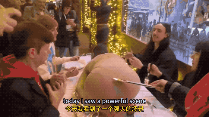 美国人“女体盛”恶搞感恩节：声称所有动物都不想死，都需要爱！在美国感恩节之际，一