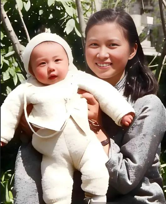 1942年，粟裕妻子楚青和儿子粟戎生的一张合影。19岁的楚青初为人母，心情愉悦，