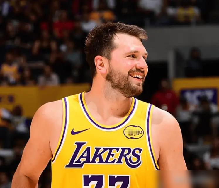 场均32.8分，联盟第一。但运动战进球榜，他只排第七。数据不会骗人。