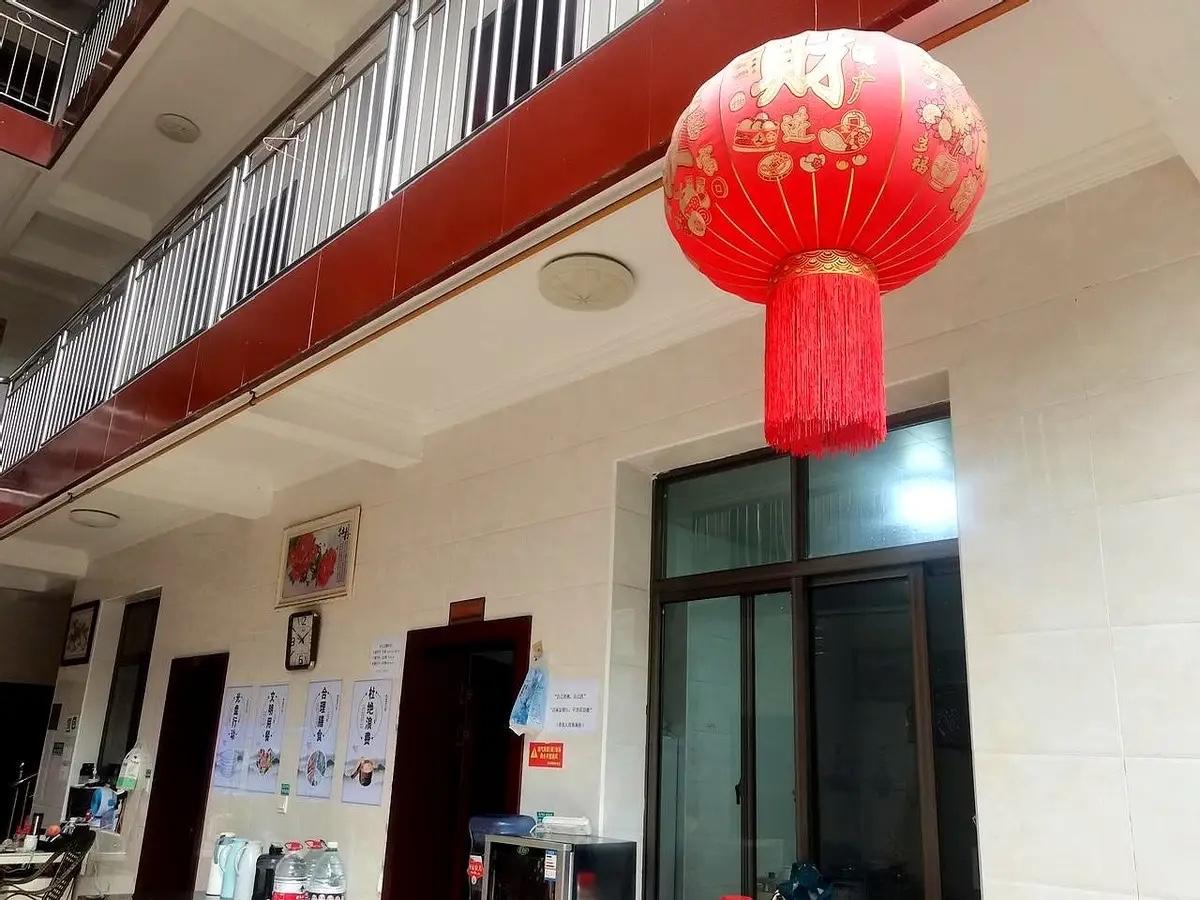 青城山民宿快撑不住了！9月一到，堰山居从满房掉到只剩2个客人，5000块请的