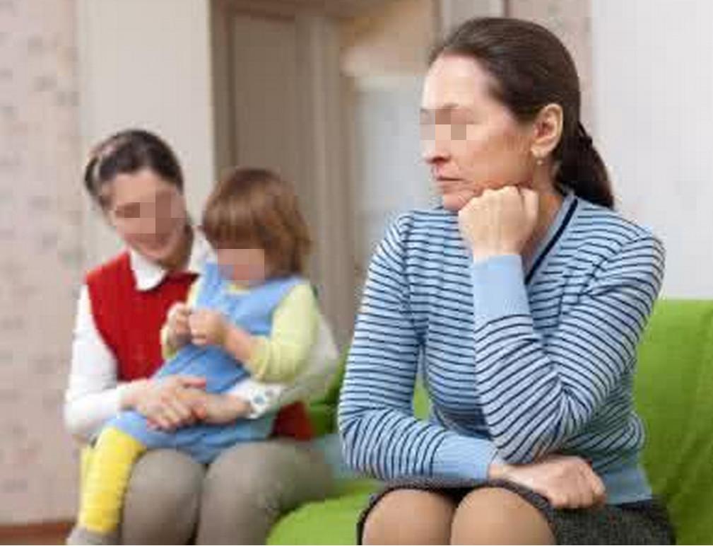 孕妇为生儿子又生二胎, 没想到却是三胞胎, 婆婆看到孩子后扭头离开