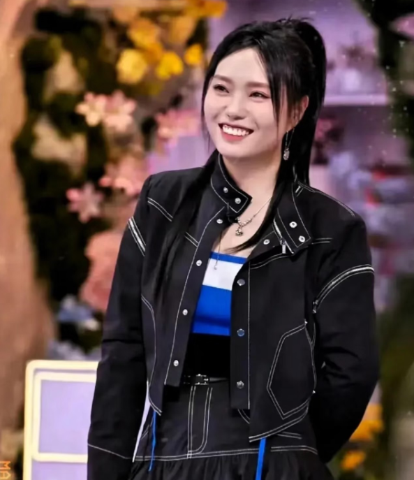 李雪琴瘦了大半个自己太狠了！看到新一期《你好星期六》，真把我惊到了李雪琴一身