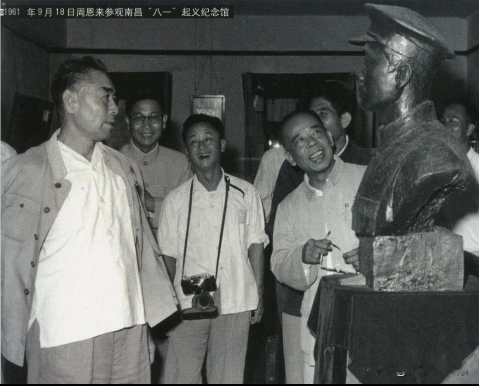 1961年9月18日，周恩来总理在参加中共中央庐山会议后，参观南昌八一起义纪念馆