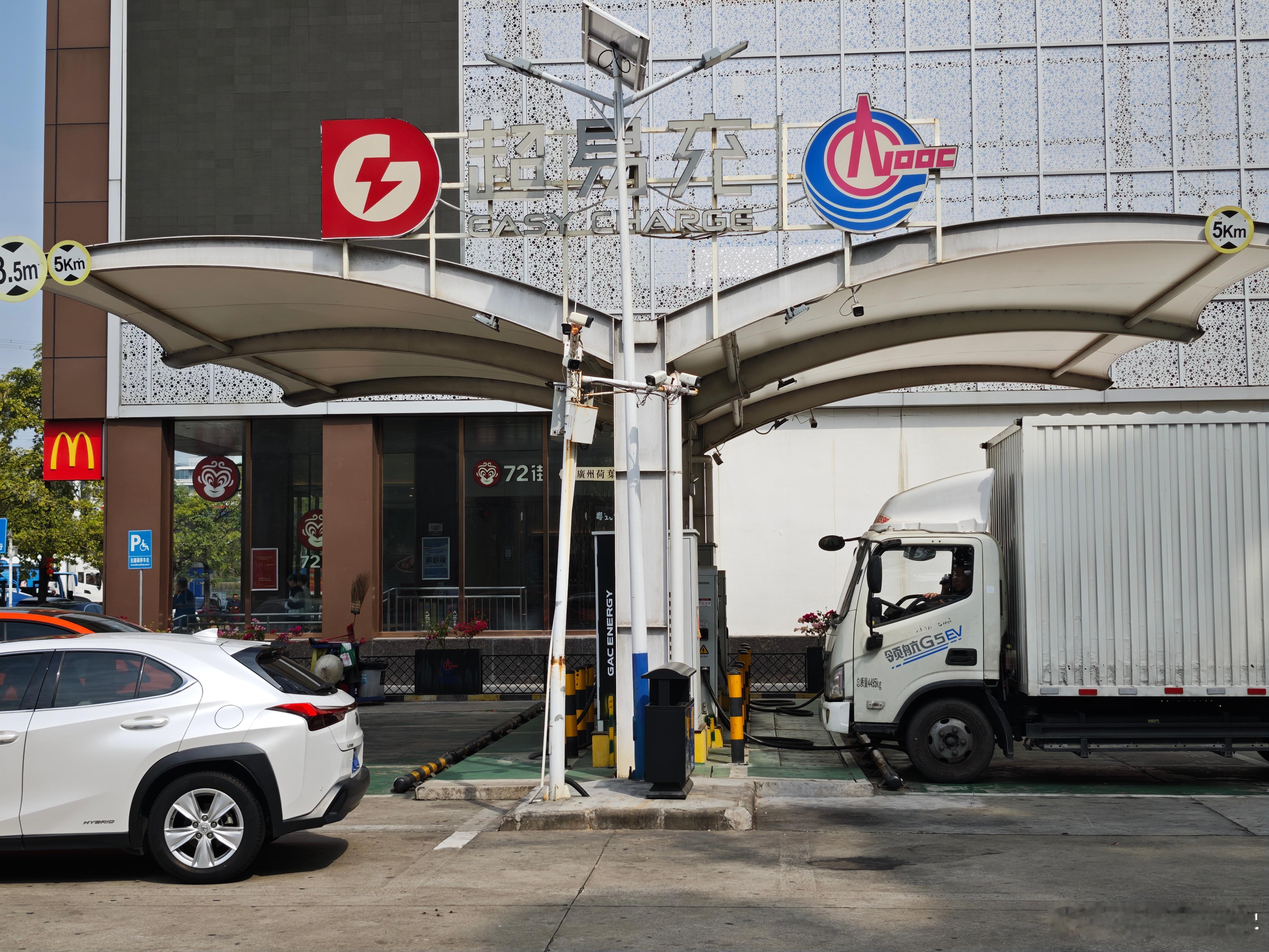 在路上，同一个服务区，三个充电站，一个换电站，外加一个加油站。油车在那排队加，电