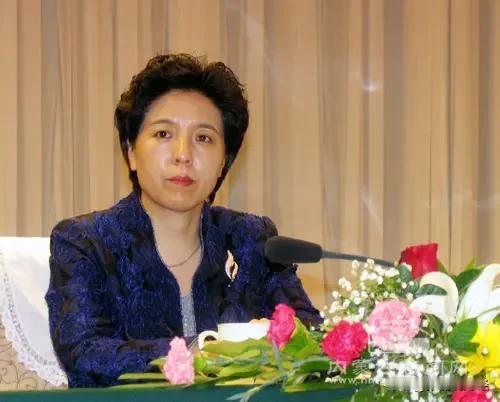 在副部级蹉跎22年，就是上不去，眼看着昔日下属同僚步步高升，乌兰的野心压不住了，