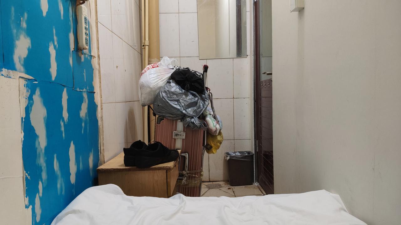 马驹桥千衣柜对面路西胡同这35元一晚的临时日租房，真的太“绝”了。房间空间就